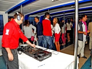 party boat con dj pinchando musica